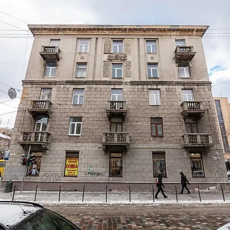 з балконом і парковкою