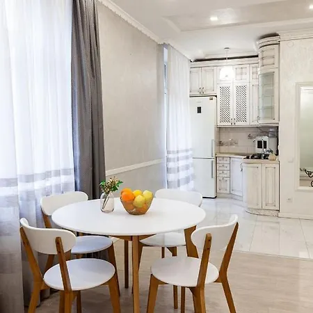 з балконом і парковкою Apartamento Lviv