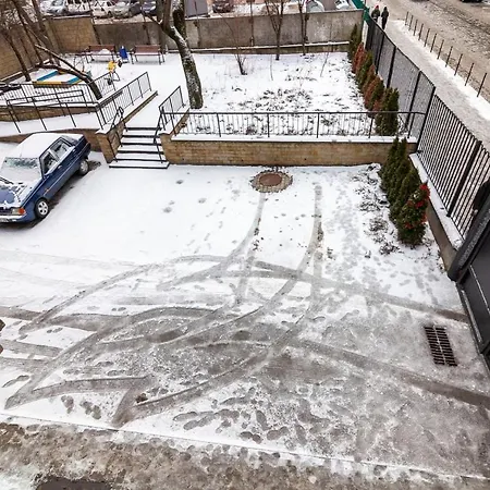 з балконом і парковкою Apartment