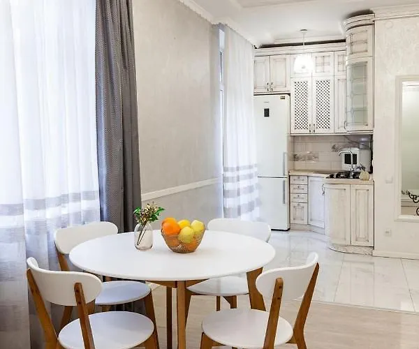 з балконом і парковкою Apartamento Leópolis